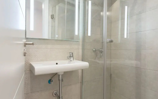 Lovely 2-bedroom Apartment in Exclusive Area of Madrid Madrazo V