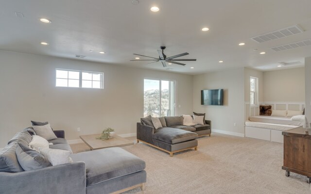Spacious Utah Escape w/ Balcony & Mountain Views!