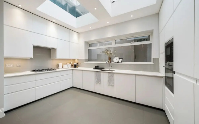 Modern Townhouse With Cinema Room in London SE1