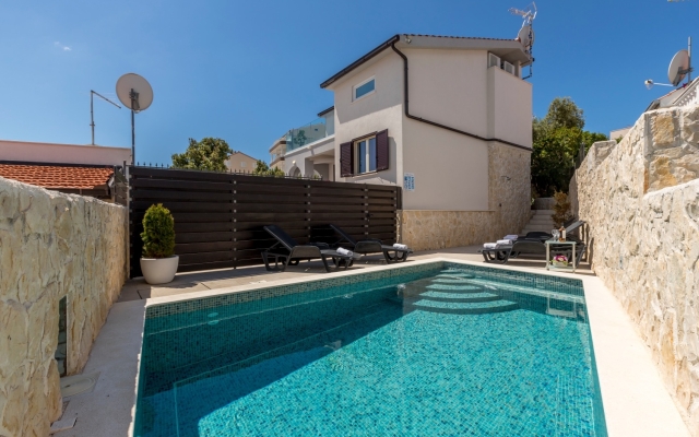 Holiday house Goldie - 30 m from beach: Sevid, Riviera Trogir