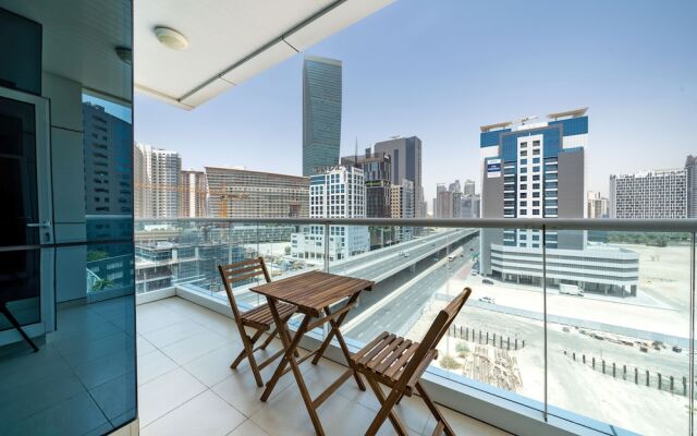 Stunning Business Bay Apartment With Balcony