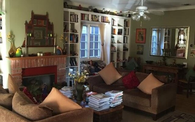 Elaines Hollywood Bed And Breakfast