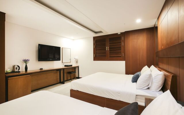 Themepark Tourist Hotel