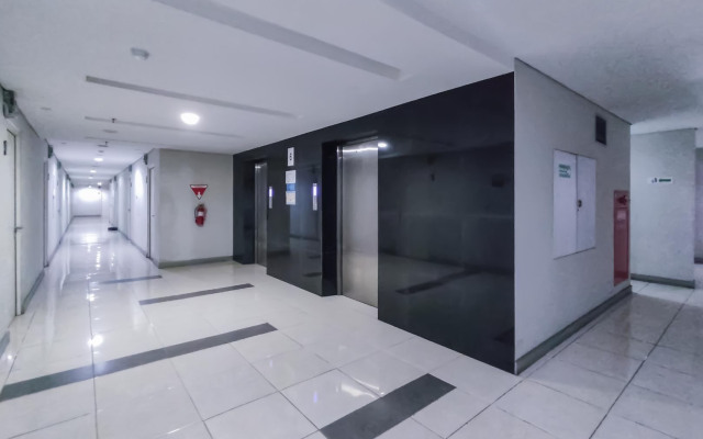 RedDoorz Apartment @ Skylounge Tamansari