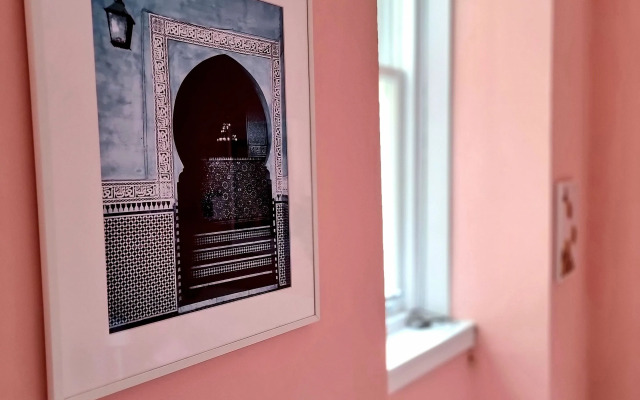 Vibrant Spacious Apartment In West End