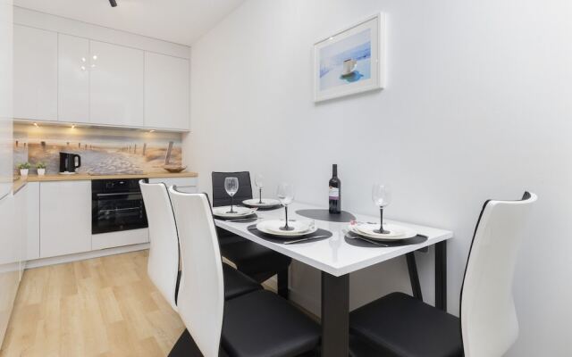 Obrońców Wybrzeża Gdynia by Renters