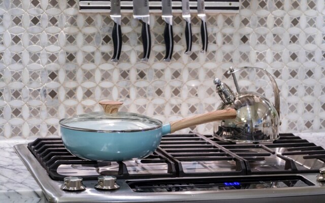 QuickStay - Chic & Modern Townhouse in Little Italy