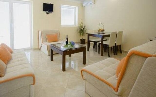 Contessa Apartments