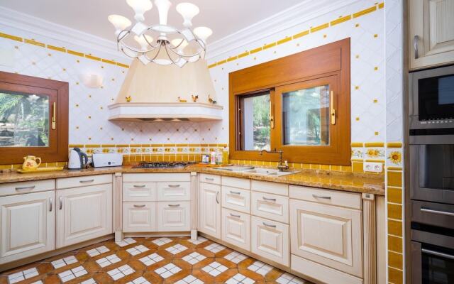Gorgeous private villa for 10 in Moraira