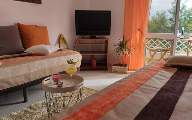 Pretty Sunny Guest Apartment