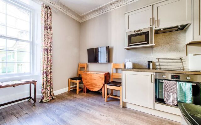 Beautifully Presented, Well Located, 2 bed apt