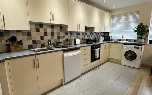 Charming 2-bed Apartment in Danbury, Essex