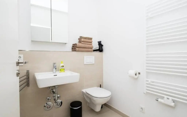 2 Bedroom Mauerpark-Apartment, Berlin Mitte View calendar