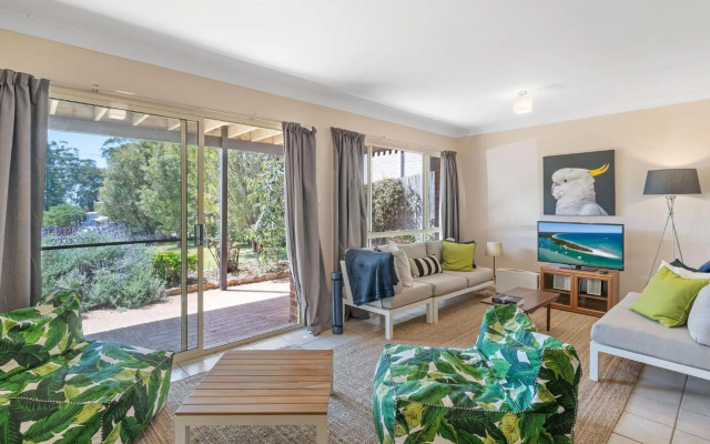 Stylish Family Beach House Walking Distance to 3 Beaches