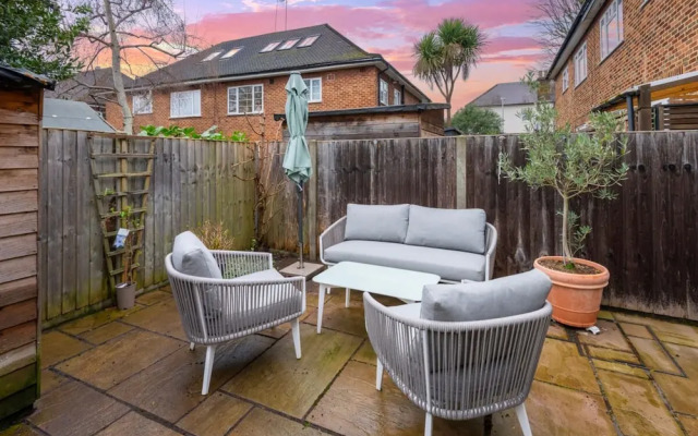 2 Bedroom Apartment - 200m From Richmond Park