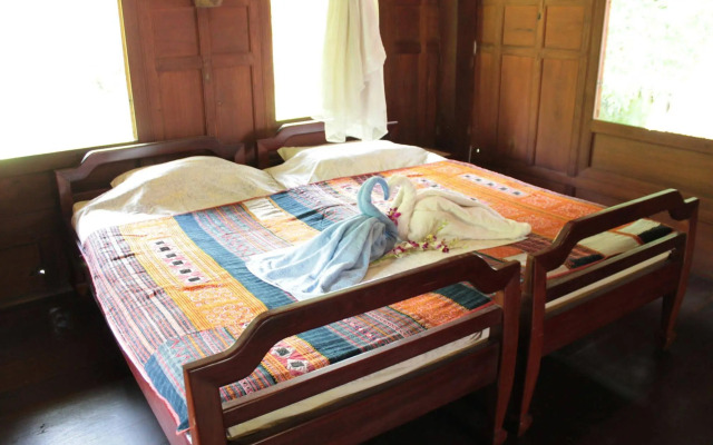 Thai Teak House Garden Homestay