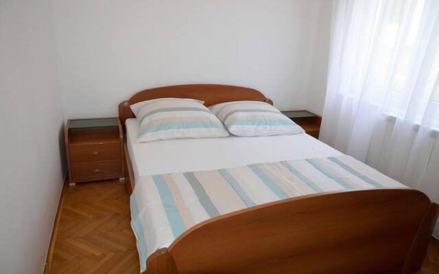 Stunning 2-bed Apartment in Okrug Gornji