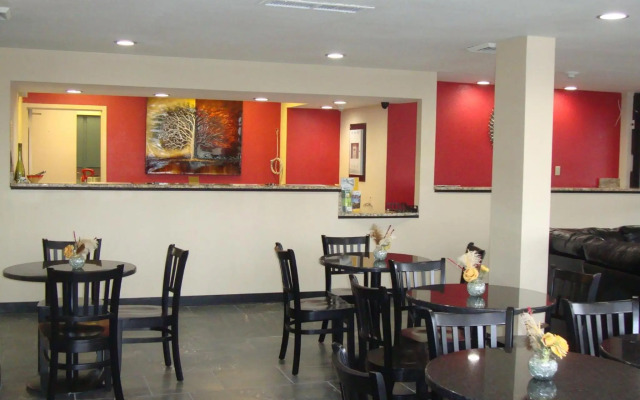 Econo Lodge Inn & Suites