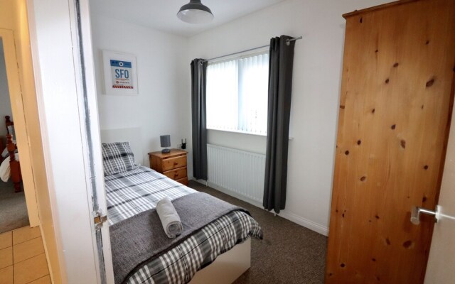 Sleeps 4 only 5 min by taxi