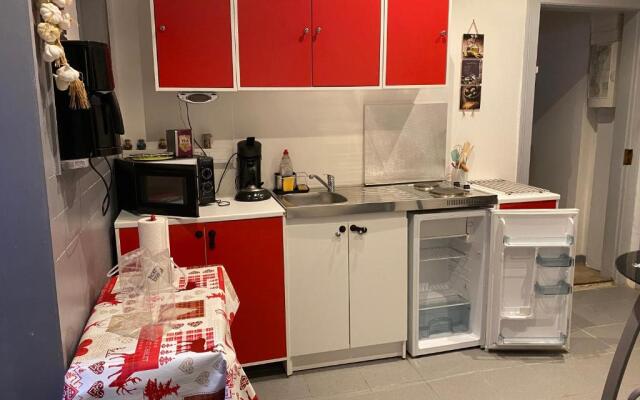 Les Volets Bleus (Adults Only)