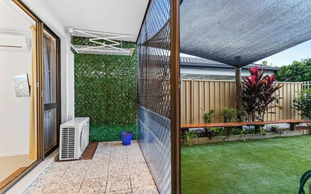 Rainforest Reef Retreat - Esplanade Ground-floor Apartment