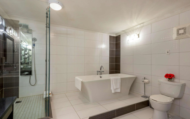 Best Western Plus Village Park Inn