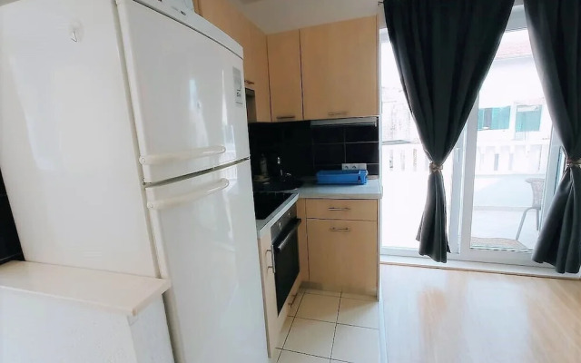 Cute apartment in stone house near sea