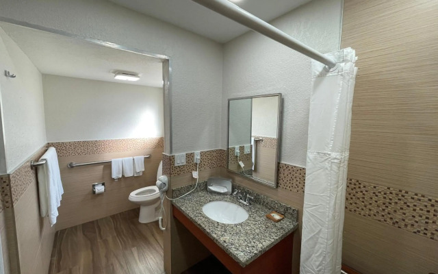 Quality Inn & Suites Airport/Cruise Port Hollywood