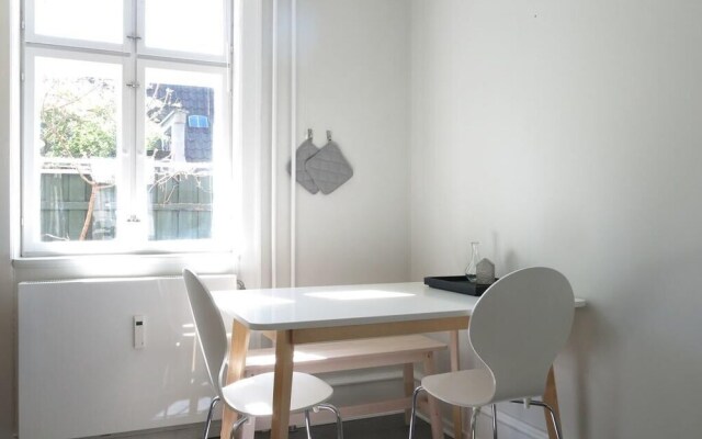 Studio near Queen 1142 - 1