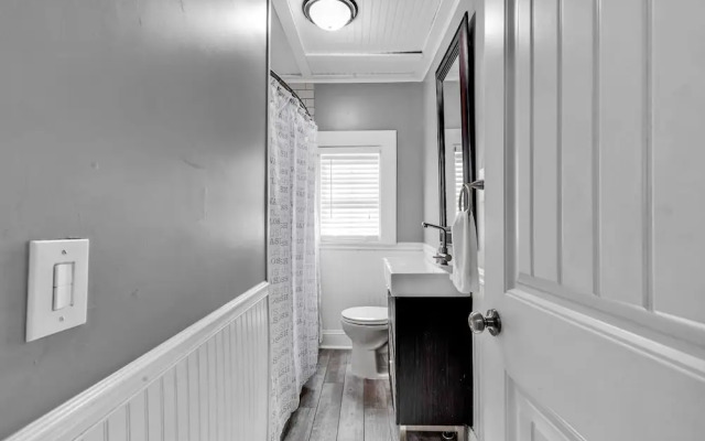 Bright and Modern Close to Everything