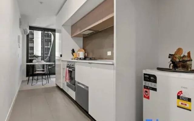 Unbeatable Location - Sleek 1BR  Melbourne Central