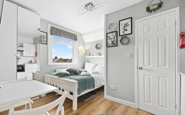 Stunning Studio Flat for 2 people in Kensal Green near West Kilburn, Ladbroke Grove and Maida Hill