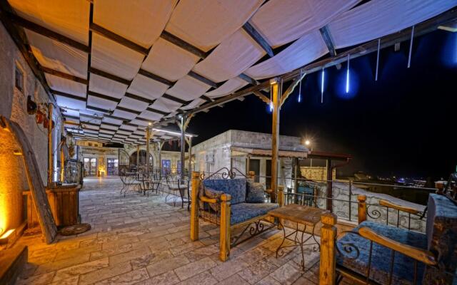 Emit Cave Hotel