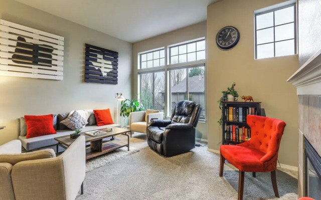 Walk to Mcmenamins Edgefield: Inviting Townhome!