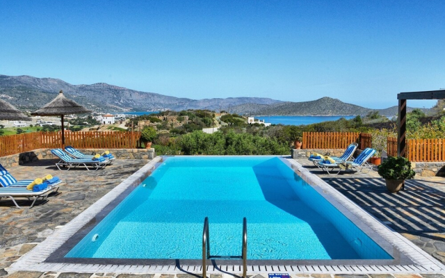 Spacious Villa near Sea in Elounda