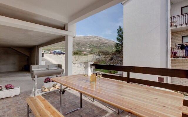 Spacious Holiday Home in Podstrana near Sea