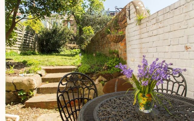 Bright and Spacious 1 Bedroom Flat With Garden