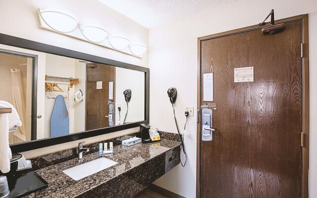 Norwood Inn & Suites Milwaukee