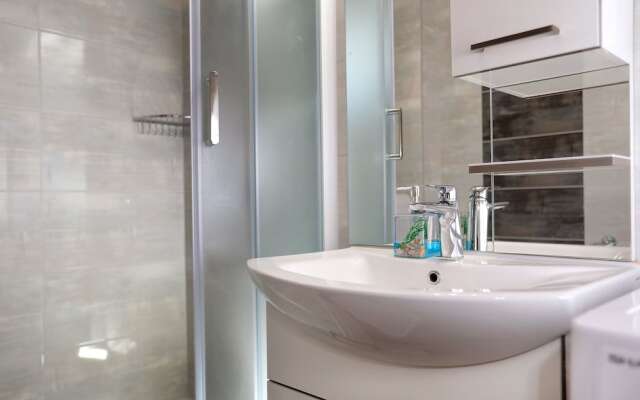 Lovely 2-bed Apartment in Okrug Gornji