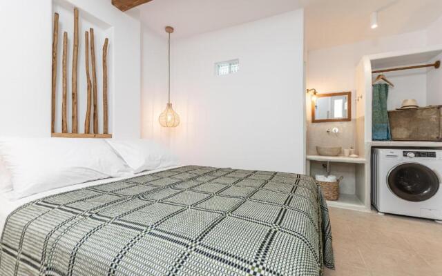 White Luxurious Apartment I