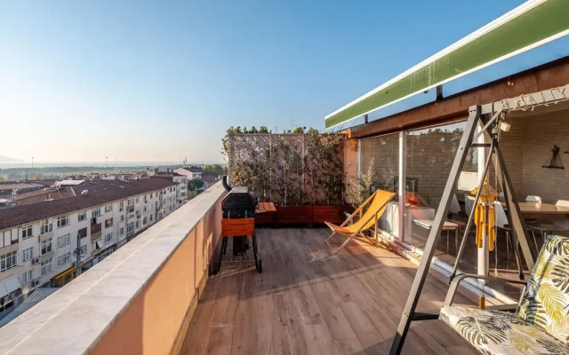 Sleek Flat Near Public Transportation in Maltepe