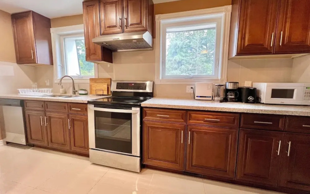 Cozy Home Near Transit & Hillcrest Mall with Free Parking