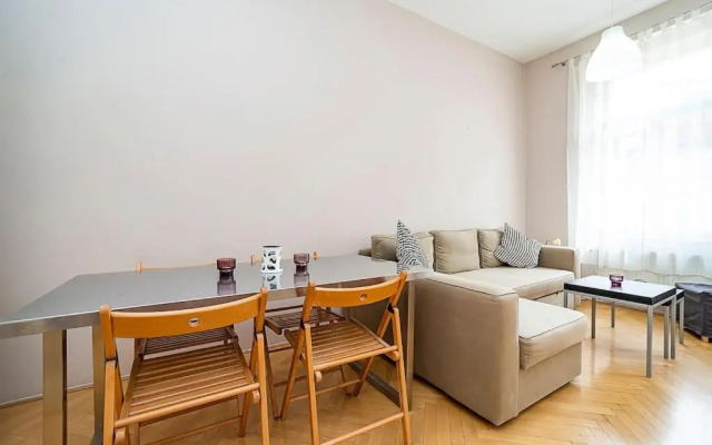 Cozy and sunny apartment in uptown