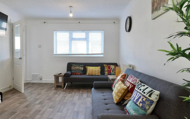 Skyvillion - Valley Way - 3bed House In Stevenage