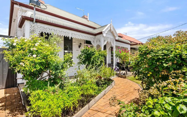 Light-filled House Close to Cafes and Parks