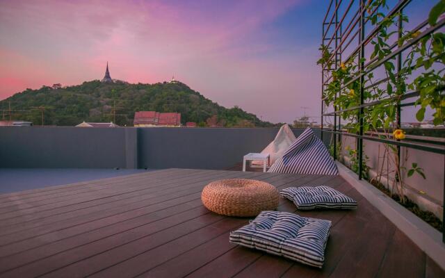 Chedi View Hostel & Rooftop Bar