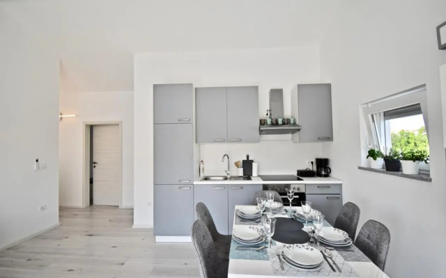 Bright and spacious apartment with grill ***