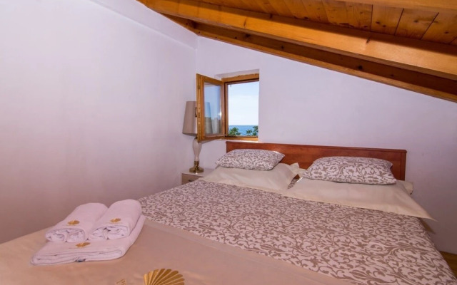 Bože - 10m From the sea - H