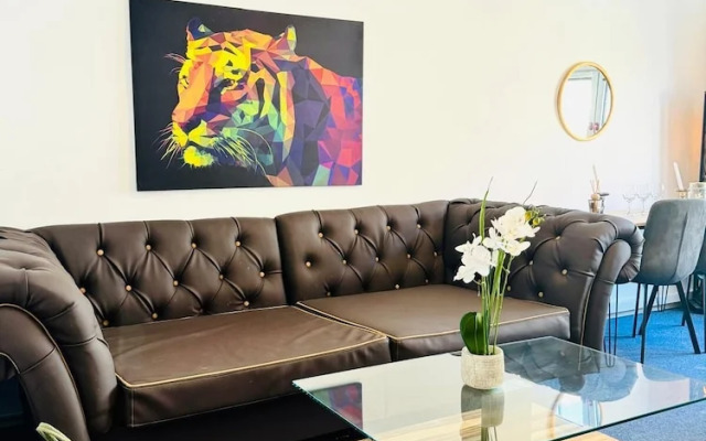Spacious 7BR Apartment Prime Location