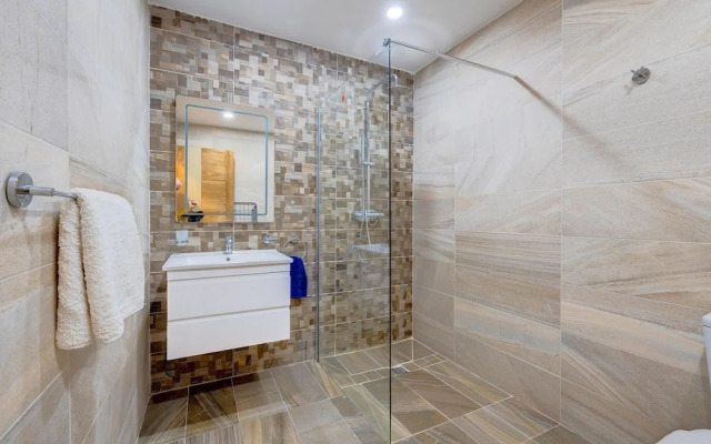 Modern 1BR Apartment in Central St Julian s